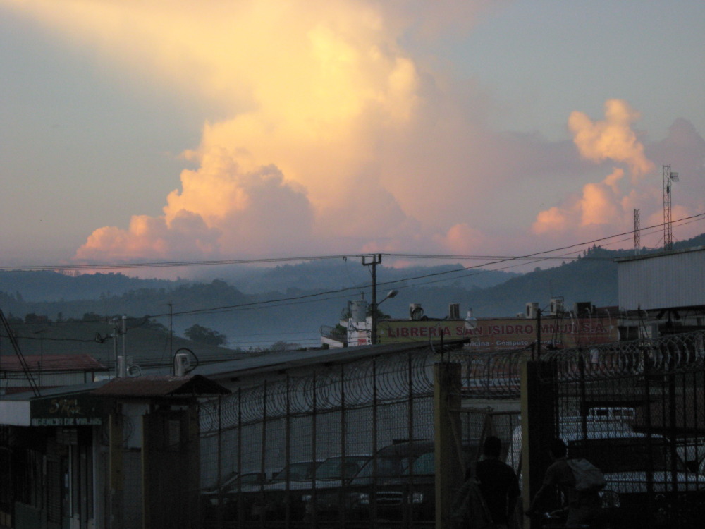 Lokation: Costa Rica | San José | San Isidro | Kategorien: Wolken, Datum: 28.01.2010