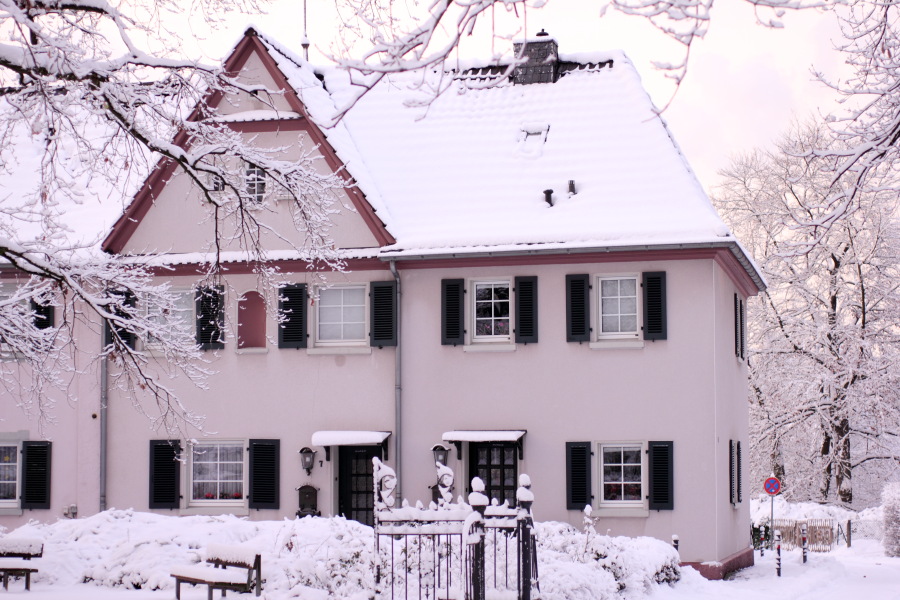 Lokation: Deutschland | Nordrhein-Westfalen | Bergisch Gladbach | Bergisch Gladbach Kategorien: Winter, Haus, Datum: 17.12.2010