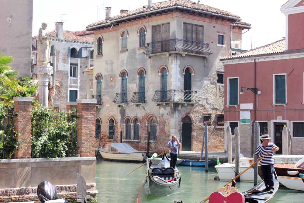 Lokation: Italien | Veneto | Dorsoduro | Piazzale Roma Kategorien: Kanal, Datum: 24.08.2011