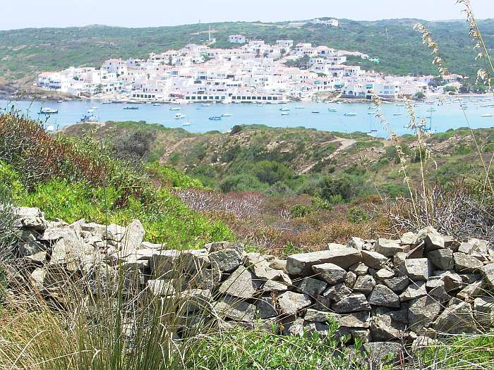 Lokation: Menorca Kategorien: Landschaft, Dorf, Datum: 23.06.2004