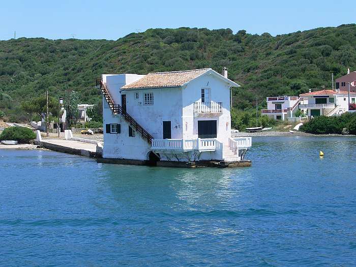 Lokation: Menorca Kategorien: Meer, Gebäude, Datum: 28.06.2004
