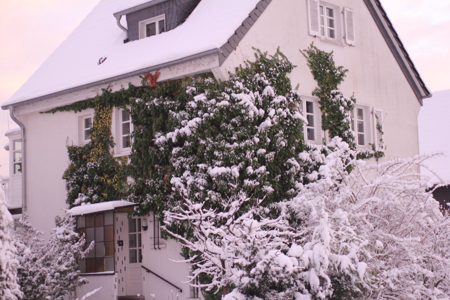 Lokation: Deutschland | Nordrhein-Westfalen | Bergisch Gladbach | Bergisch Gladbach Kategorien: Winter, Haus, Datum: 17.12.2010