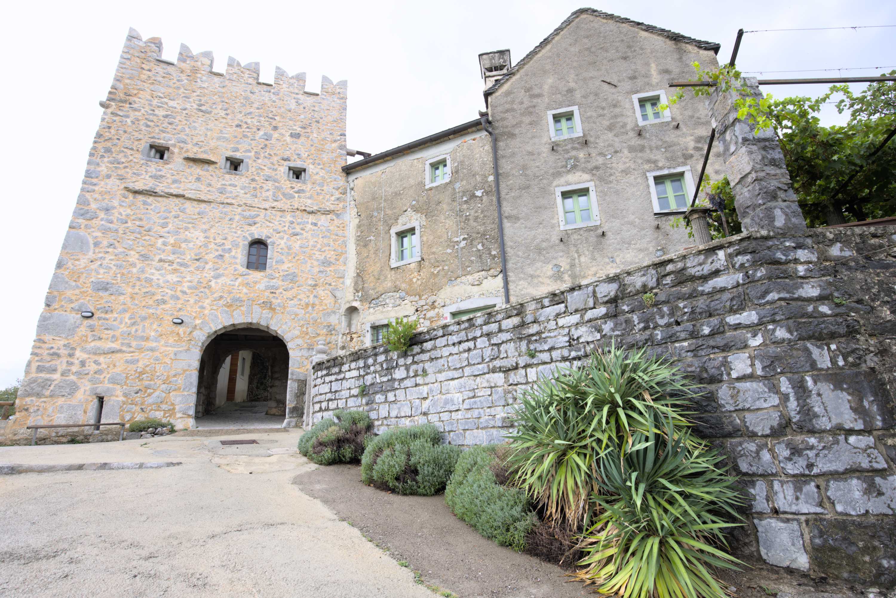 Lokation: Slowenien | Westslowenien | Küsten- und Karstgebiet | Komen Kategorien: Burg, Datum: 15.09.2022