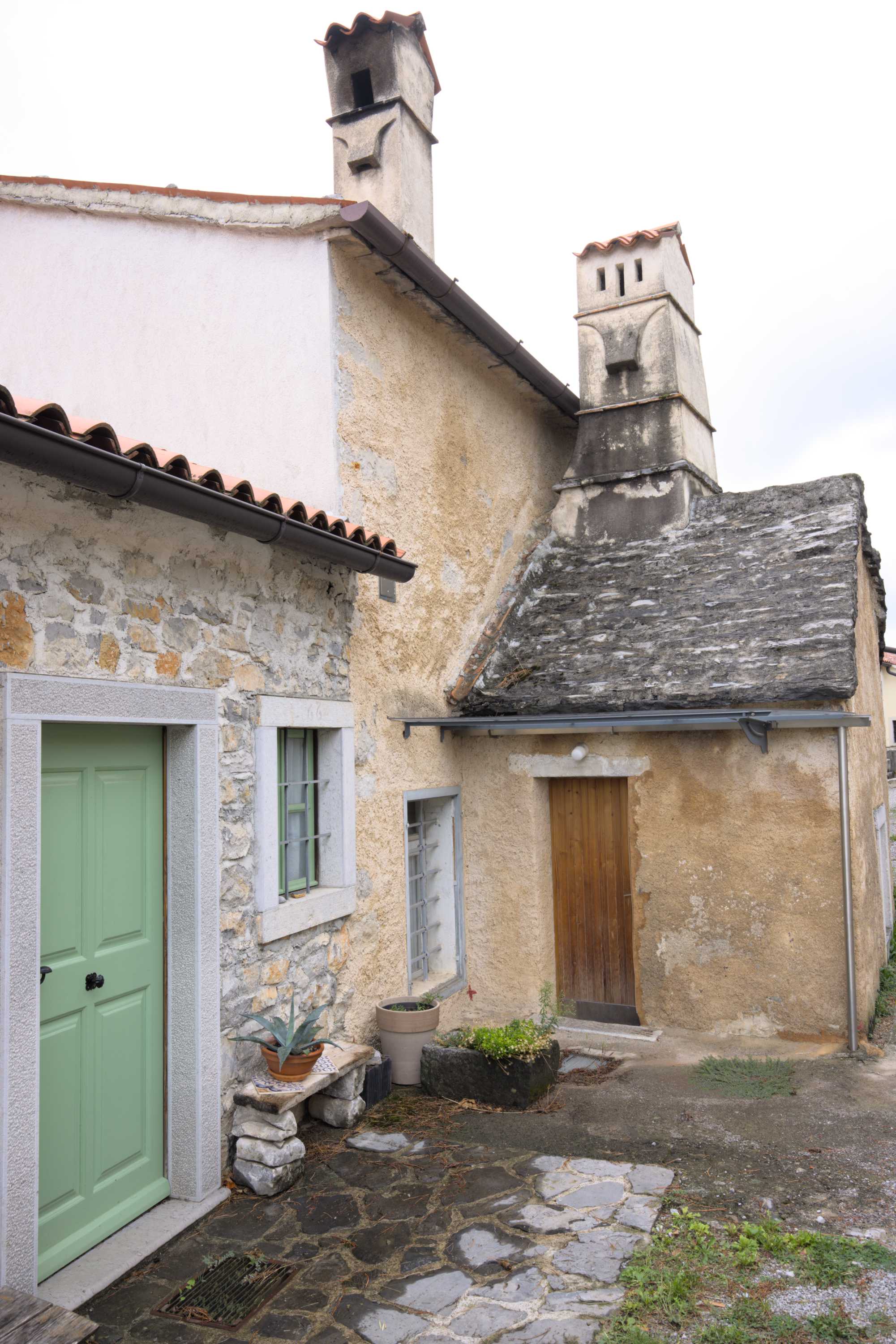 Lokation: Slowenien | Westslowenien | Küsten- und Karstgebiet | Komen Kategorien: Türen, Haus, Datum: 15.09.2022