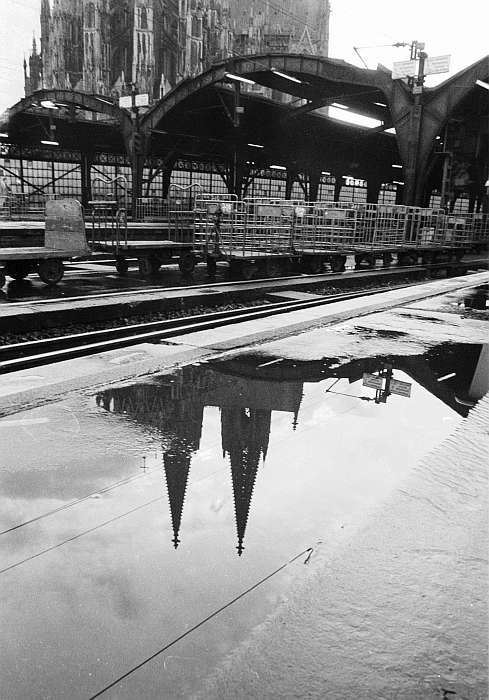 Domspiegel, Lokation: Köln Kategorien: Stadt, Schwarzweiß, Datum: 07.10.1981
