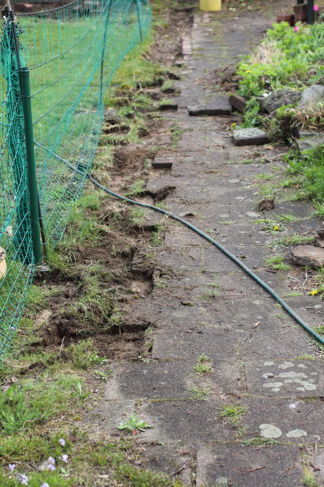 Gehweg mit entfernten Platten
